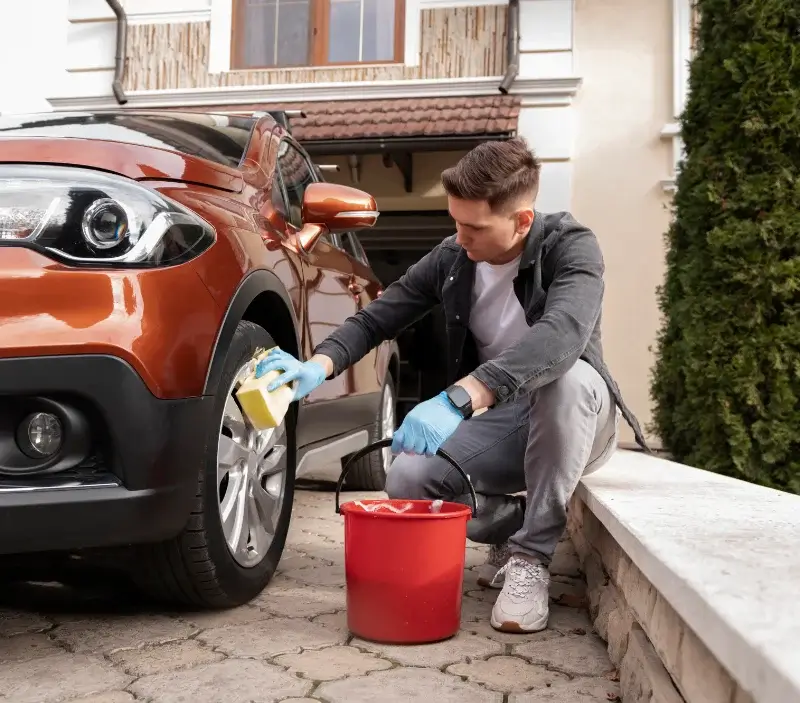 Lavage auto à domicile Figeac : professionnel intervenant sur un véhicule